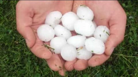 Chuva de granizo parte vidro de carro!