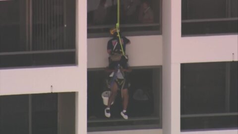 SOCIAL VID: Window washer rescue in North Palm Beach