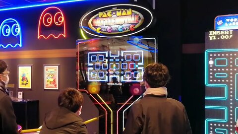 Japanese Teens playing Pac-Man #shorts #videogames #japan