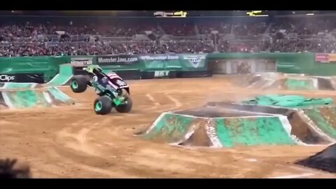 MONSTER JAM = SEE WHAT HAPPENS DURING THE VIDEO = Léo Sócrates