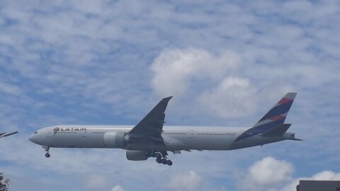 Boeing 777-300ER PT-MUI e Airbus A320 PR-TYR ambos vindos de Guarulhos para Manaus