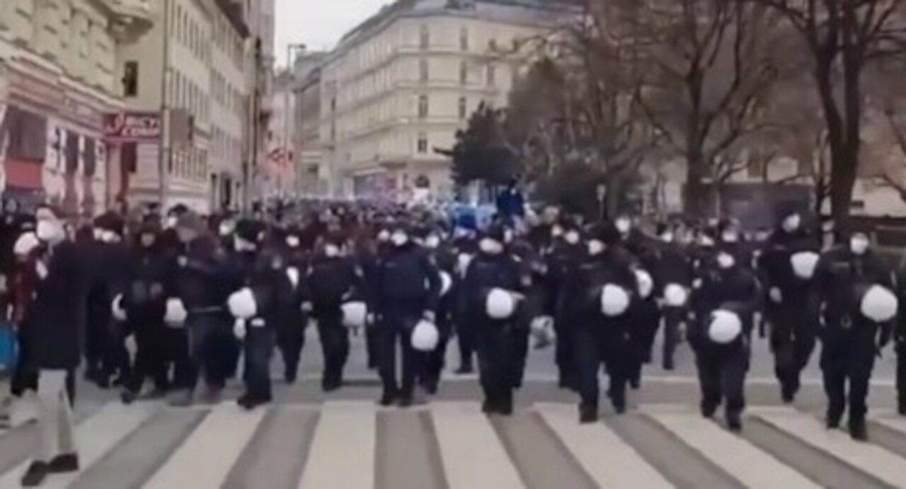 Won't See This In MSM! Police Walk In Unison With Protestors In Vienna!