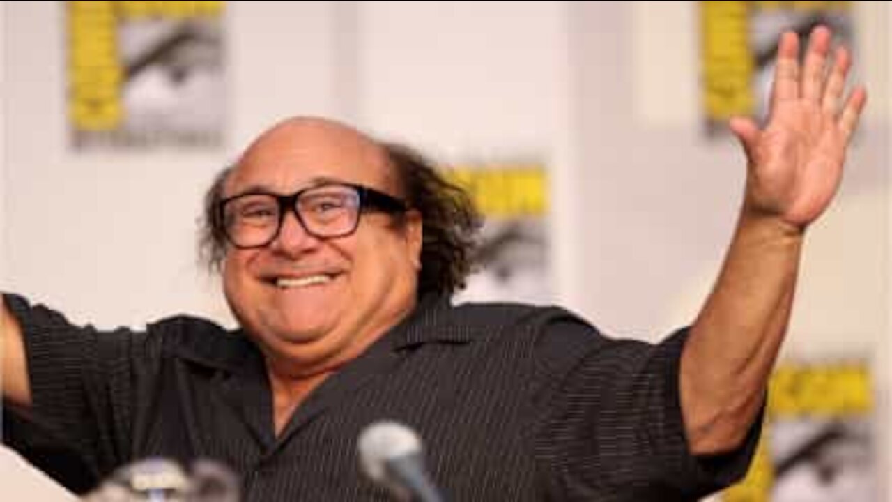 Impressionnante sculpture de Danny DeVito faite dans avec du sable