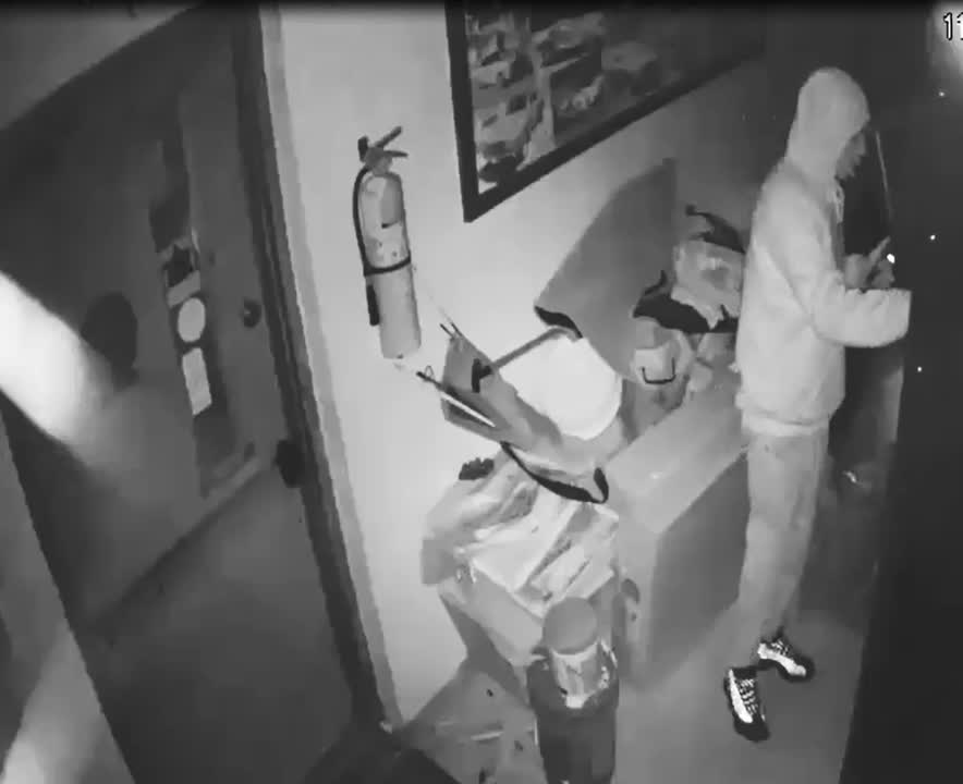 Police seek suspect in Detroit collision shop break-in