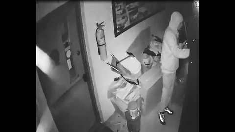 Police seek suspect in Detroit collision shop break-in