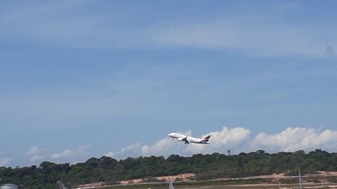 Airbus A320 PR-MYZ decola de Manaus para Brasília