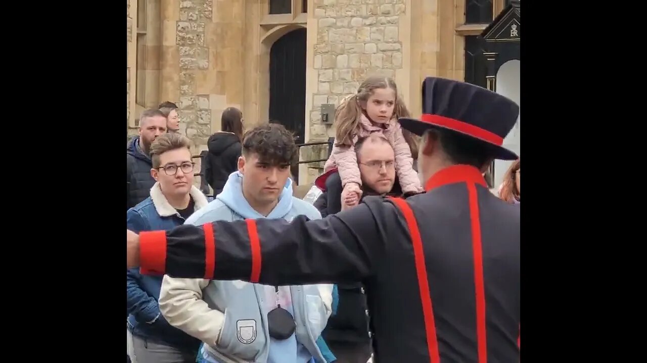 Beefeater warns Tourist not to get in the way of the kings guards #horseguardsparade