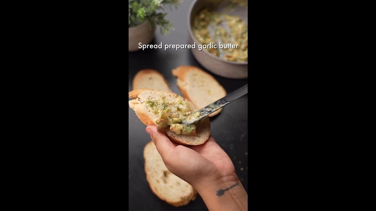 Garlic bread with caramelized onion