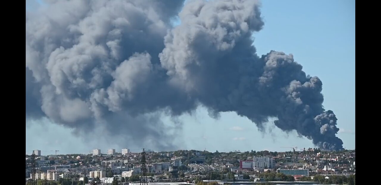 FRANCE: A huge fire at the Rungis international market today