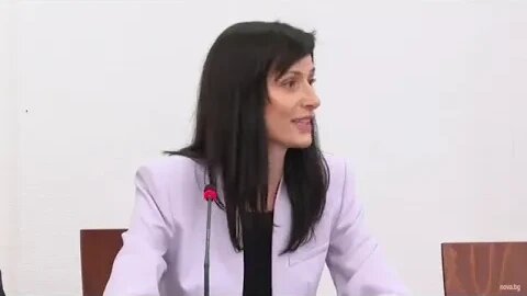 Мария Габриел преди срещите с партиите в НС