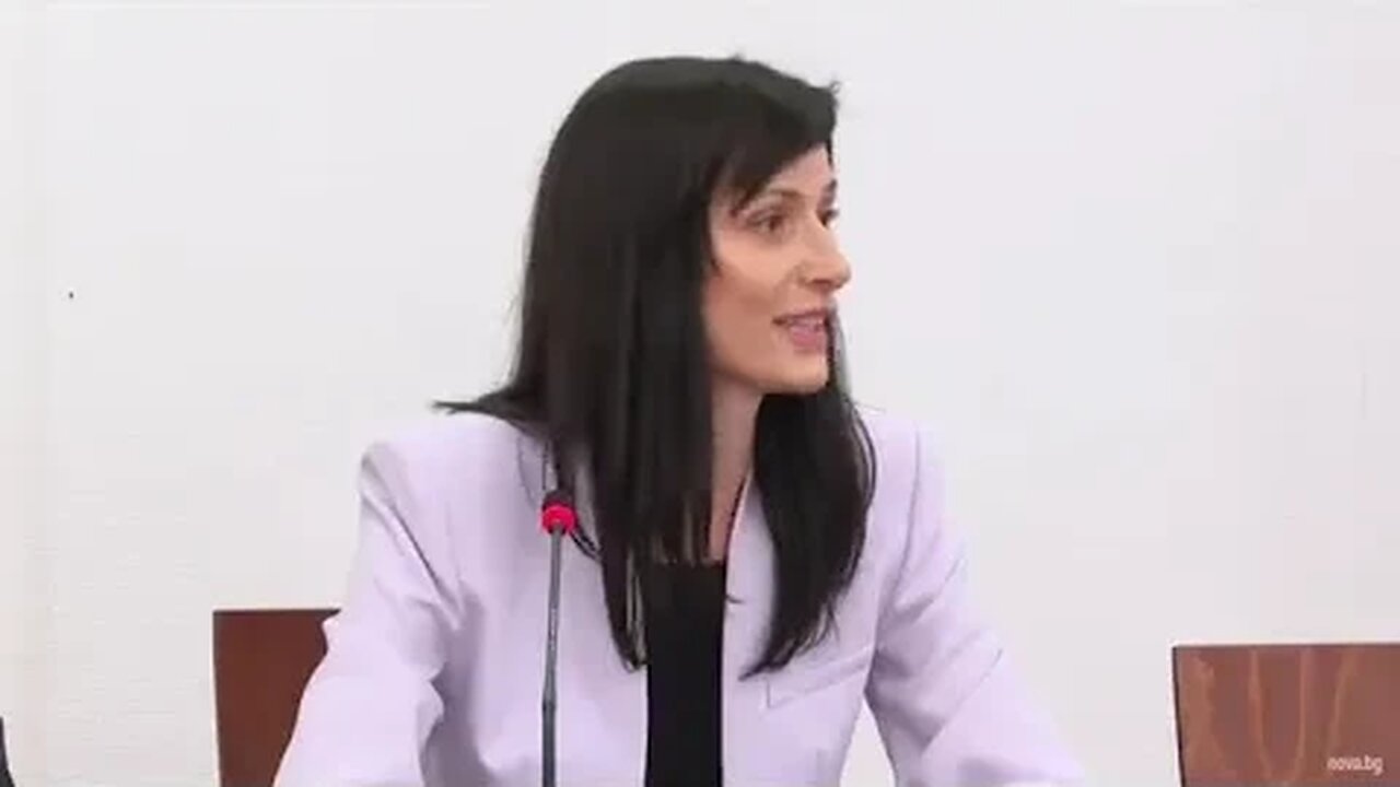 Мария Габриел преди срещите с партиите в НС