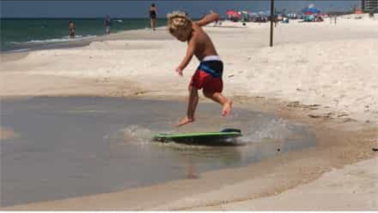 Bimbo di quattro anni è un mago dello skimboard