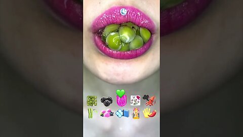 💚👄ASMR#eatingsounds #asmreating #emojichallenge emoji