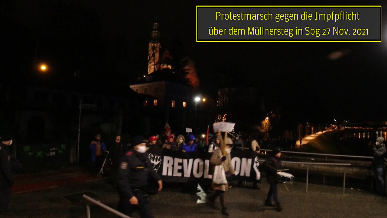 Protestmarsch gegen die Impfpflicht über dem Müllnersteg in Sbg 27 Nov. 2021