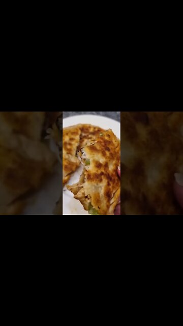 3 easy steps to a tasty calzone | @the_sundas_blog on IG🤩🍕 #shorts