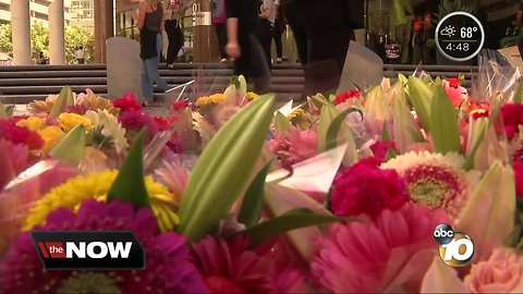 San Diego business gives out bouquets of flowers