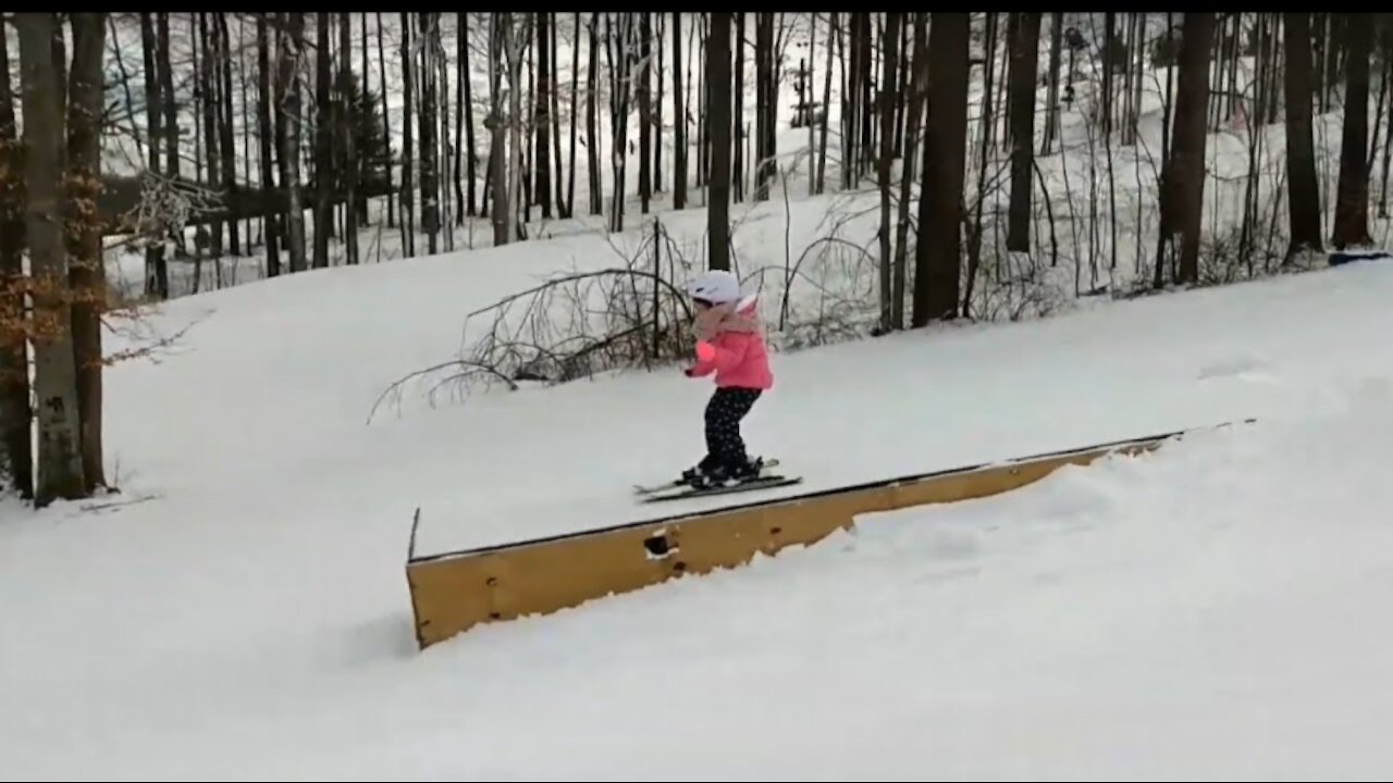 Four year old girl nailed ski jumping for the first time!