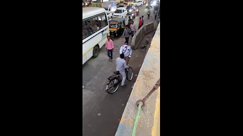 नियम तोड़ने पर ट्रैफिक पुलिस ने साइकिल सवार को सिखाया सबक