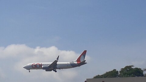 Boeing 737 MAX 8 PR-XMO e Airbus A321 PT-XPM antes de pousar em Manaus