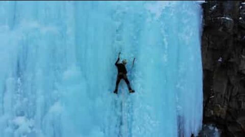 Des alpinistes prennent d'assaut une cascade gelée