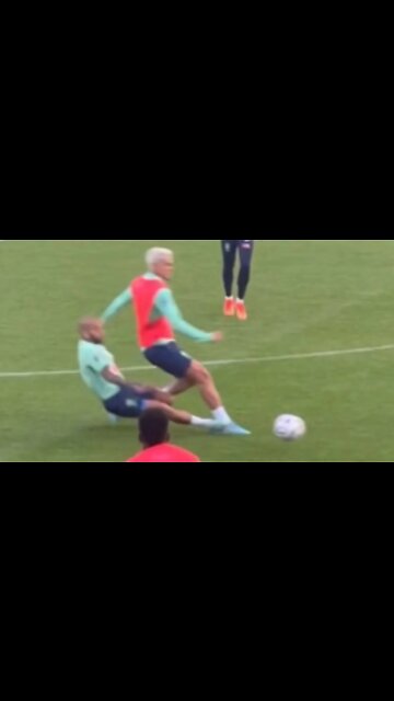 Dani Alves dando entrada criminosa em Pedro no treino da seleção brasileira no Catar