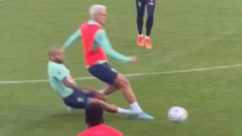 Dani Alves dando entrada criminosa em Pedro no treino da seleção brasileira no Catar
