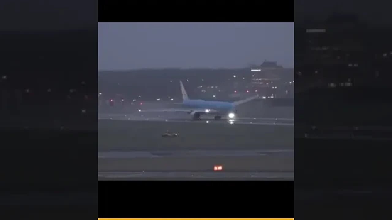 Pilot Desperately #Landing KLM Amid Strong Crosswind #AeroArduino #Aviation #Flying