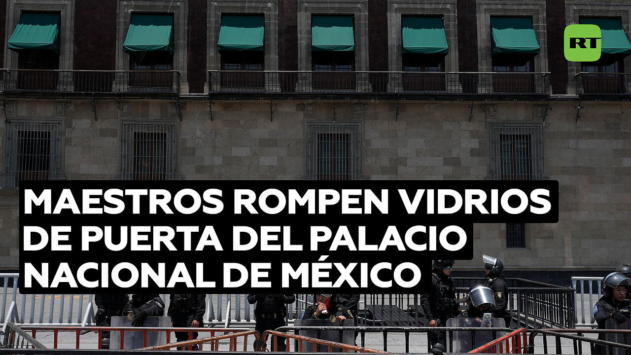 Maestros rompen vidrios de puerta del Palacio Nacional de México