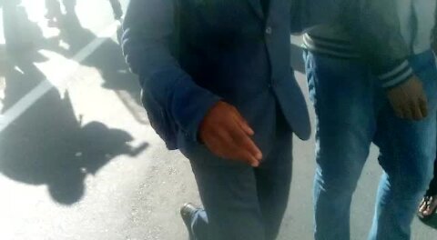 Police step in to block student protests at Parliament (EgZ)