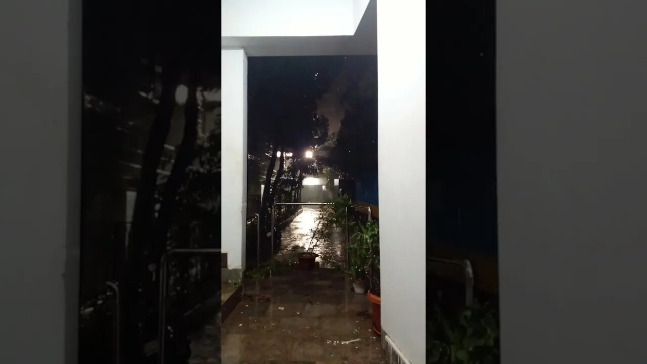 অনেক বৃষ্টি হচ্চে