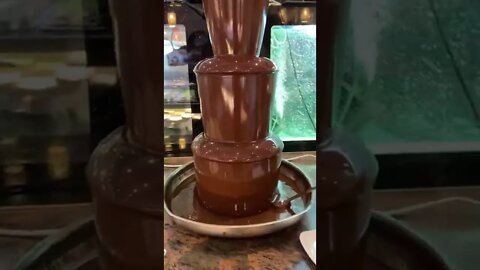 Fonte de chocolate não pára de jorrar! #shorts #chocolate #curiosidades