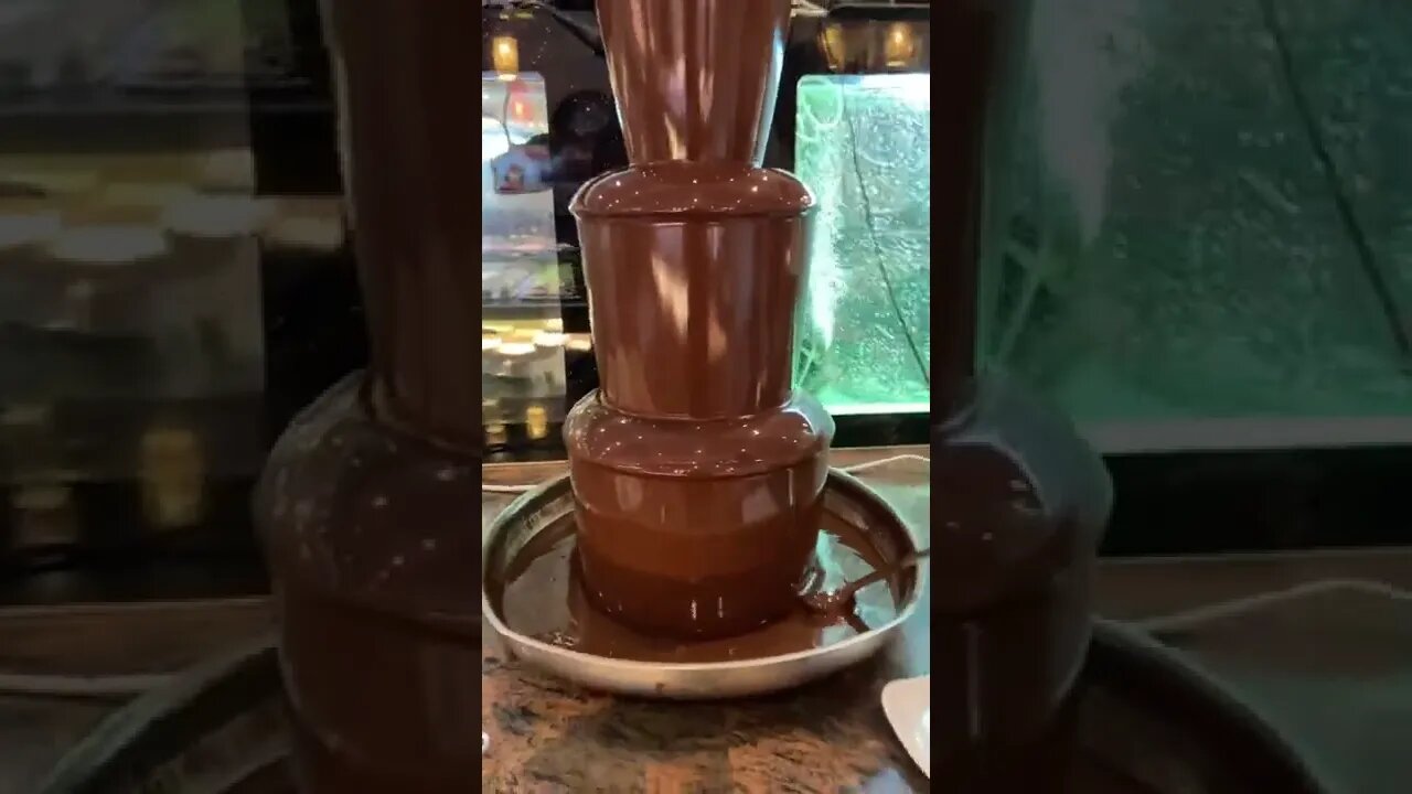 Fonte de chocolate não pára de jorrar! #shorts #chocolate #curiosidades