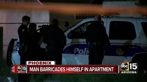 Man flees police, barricades self in Phoenix apartment