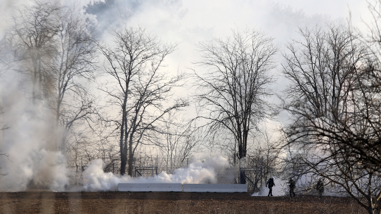 Greek police fire tear gas at migrants along Turkish border