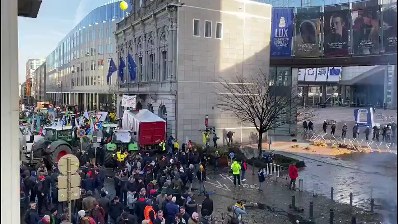 Massive crowd of farmers have gathered outside the EU in Brussels. #EU