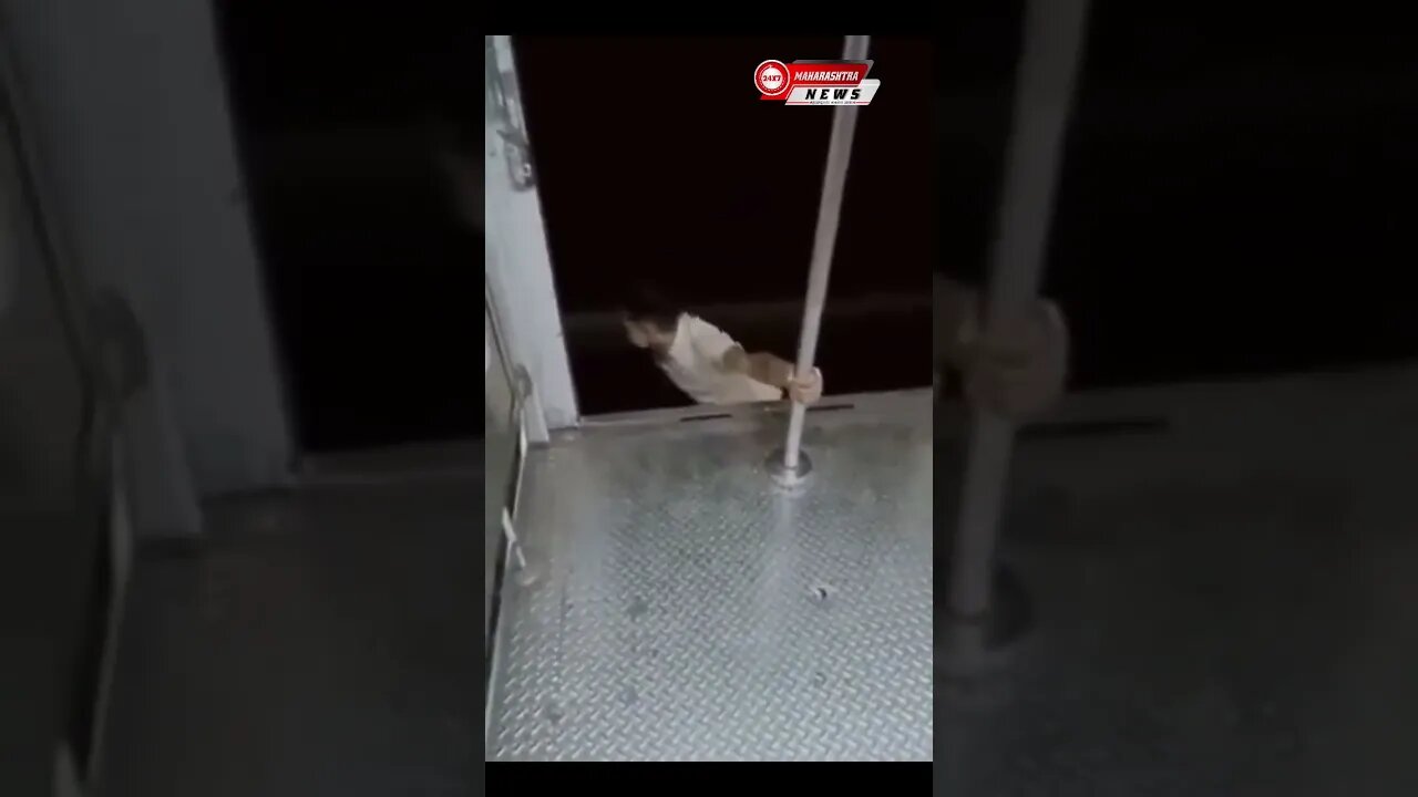 Mumbai Local Train Viral Video : विरार ते चर्चगेट दरम्यान धावणाऱ्या लोकलमध्ये तरुणाने जीवघेणा स्टंट