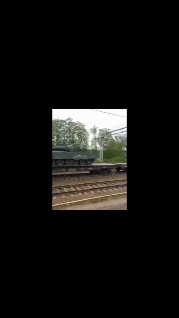 A train with new Т-80В tanks at a station in Moscow, on its way to Ukraine