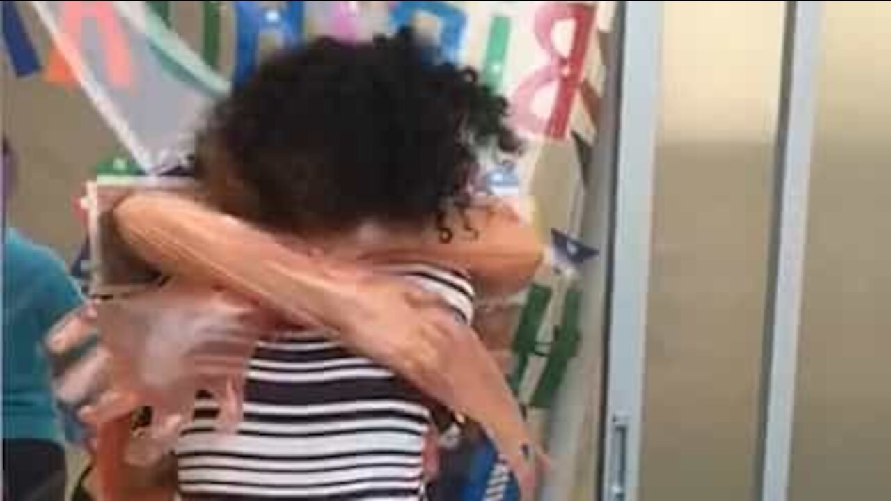 Covid-19: Irmãs voltam a abraçar-se durante confinamento