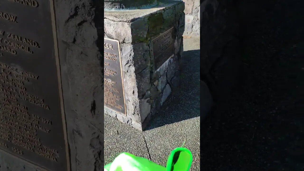 Pioneer winemaker statue Henderson