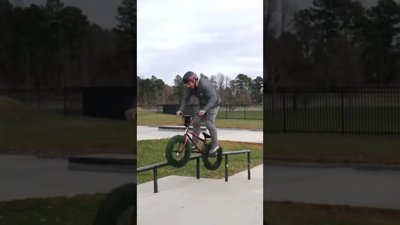 BMX CHRISTMAS WREATH TIRES🎅🏾🎄🤯! #short -Mike Fede