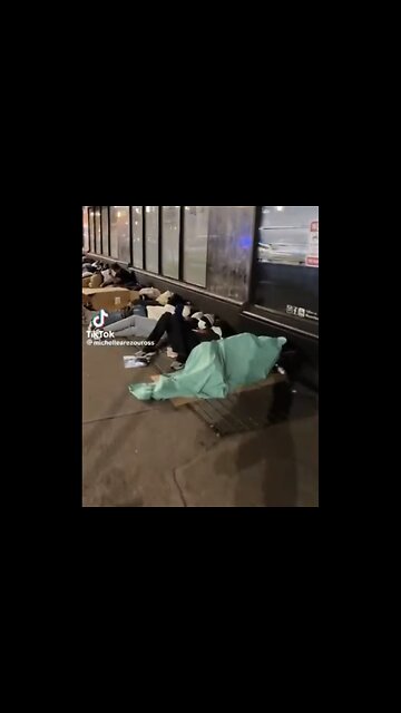 MIGRANTS SLEEP🃏🛌ON THE STREETS AND SIDEWALKS IN NEW YORK CITY🛏️🌆🐚💫