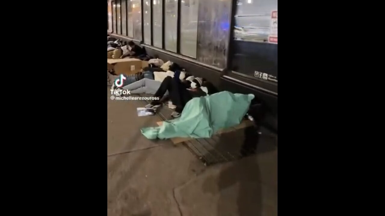 MIGRANTS SLEEP🃏🛌ON THE STREETS AND SIDEWALKS IN NEW YORK CITY🛏️🌆🐚💫