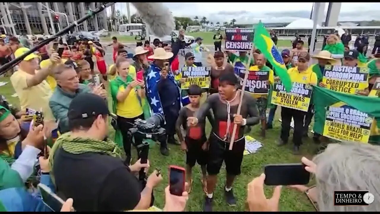 Índios brasileiros de várias Nações protestam em Brasília contra eleições. Acompanhe