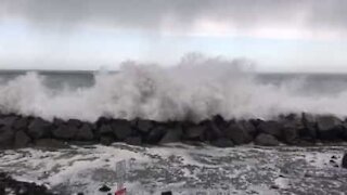 Des vagues géantes envahissent un port américain