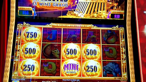 First time playing DRAGON TRAIN slot machine...