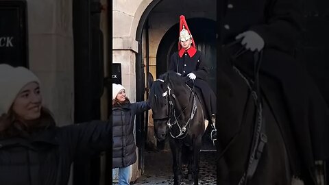 She puts her hand under the strap on the sadle the kings guard Shouts get back #thekingsguard