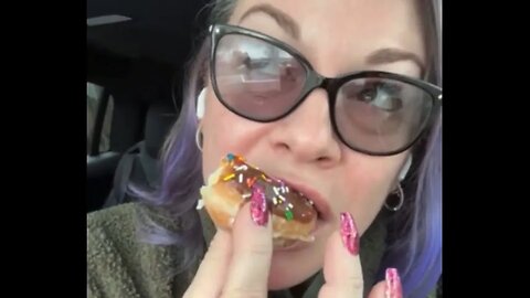 @TheEmilyDBaker tries @KrispyKremeDoughnuts for the first time
