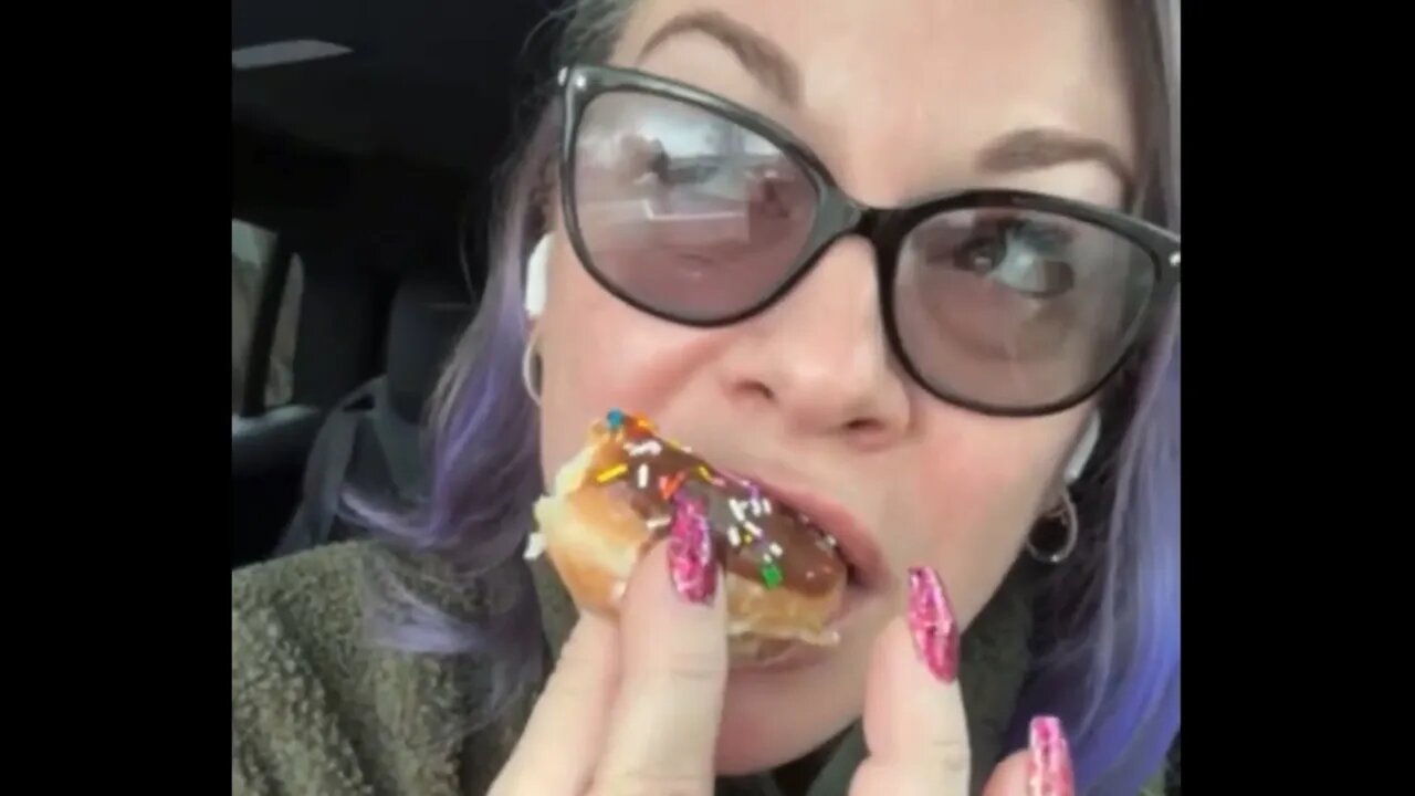 @TheEmilyDBaker tries @KrispyKremeDoughnuts for the first time