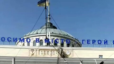 Lenin transferred Odessa area to Ukraine (from Russia) in 1918... now they´re removing his bust