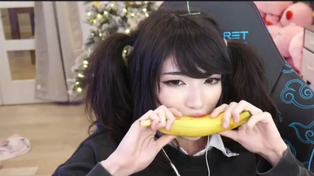 Emiru Eats A Banana Live On Stream